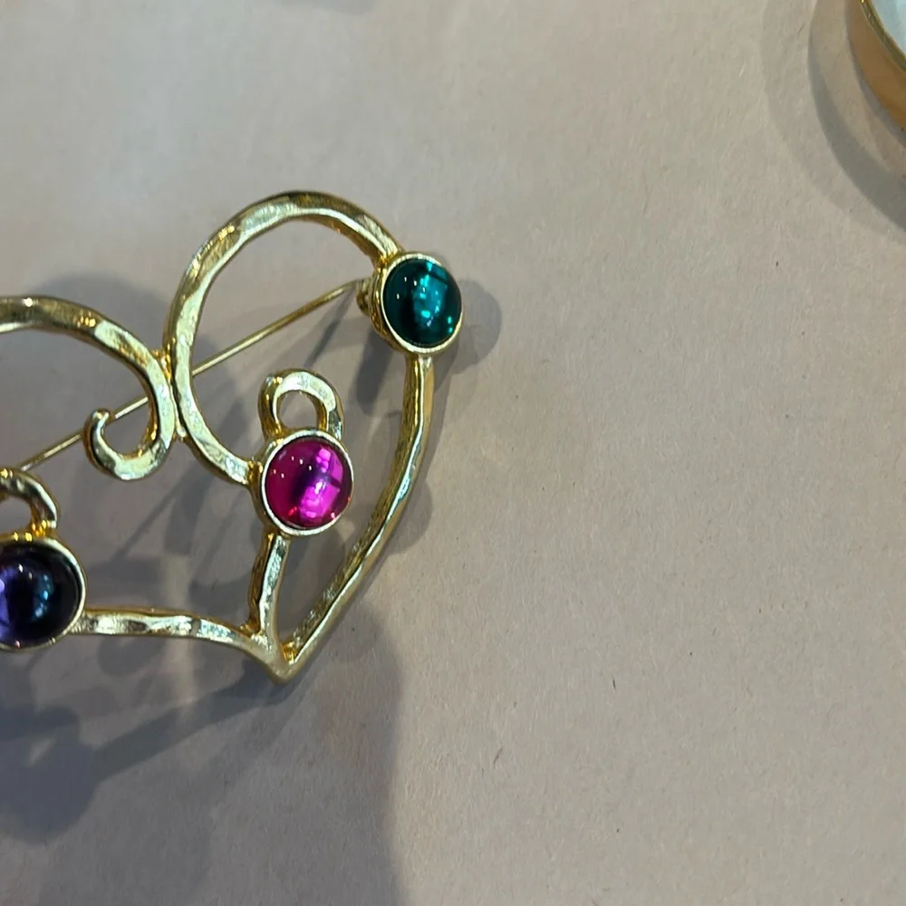 Gold tone heart shaped brooch - Picture 5 of 5